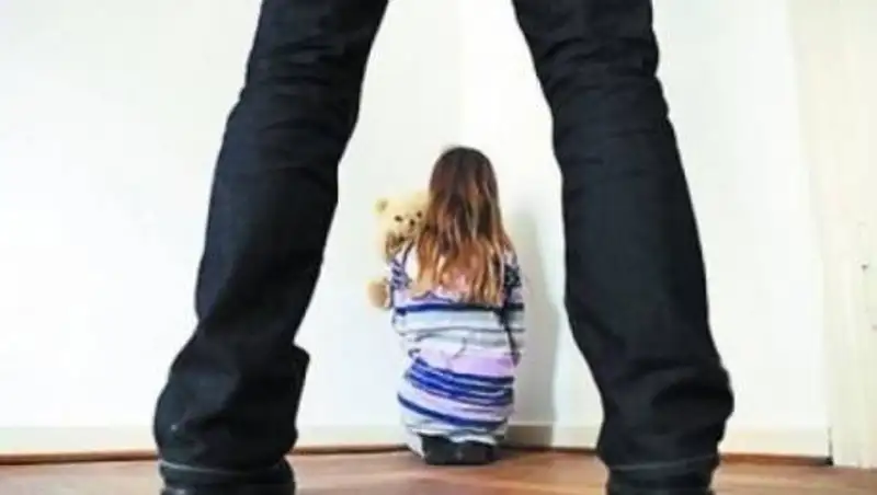 16-летняя девочка обвиняет сожителя матери в домогательствах