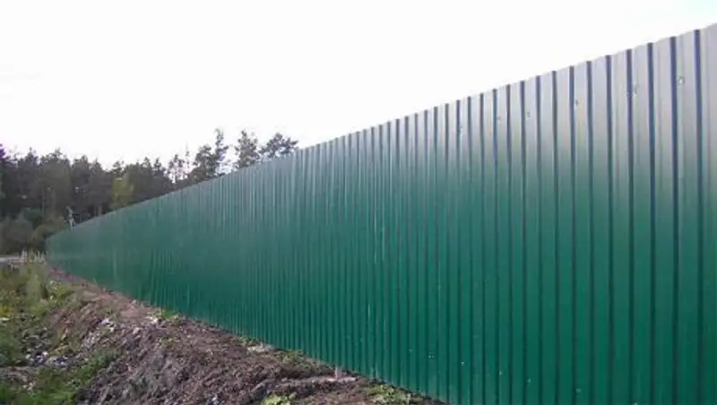 Обычный забор испортил жизнь жителям поселка близ Алматы