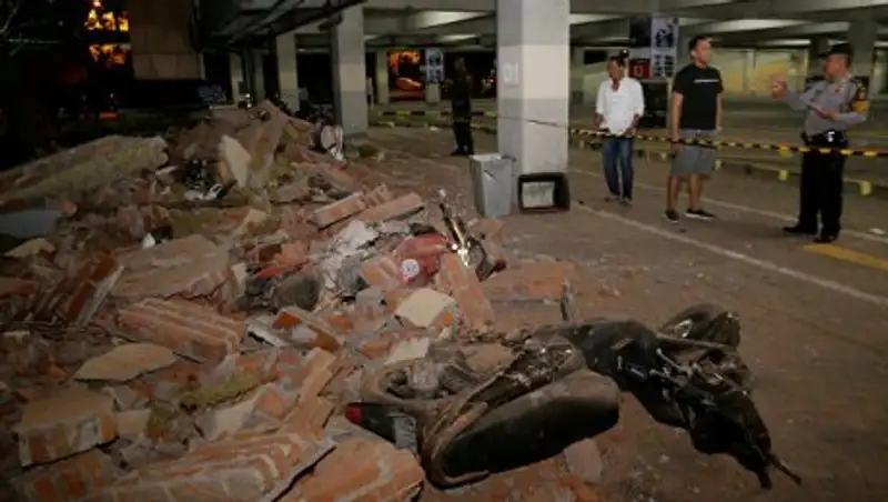 Число погибших в результате землетрясения в Индонезии превысило 380