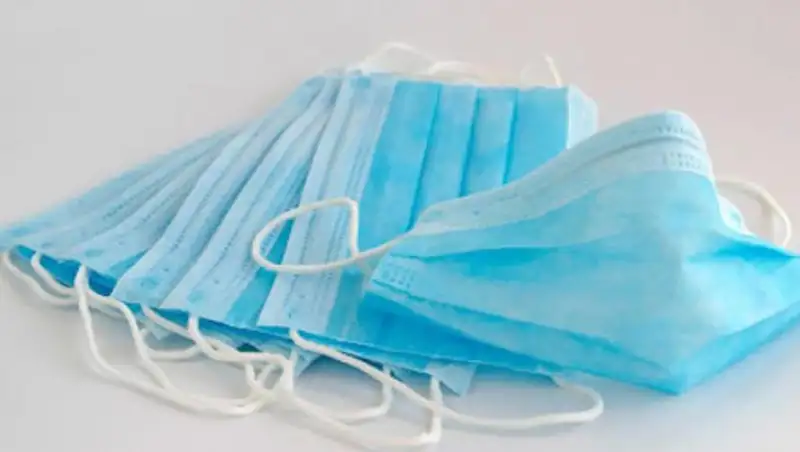 Преимущество медицинской маски над респиратором объяснил врач
