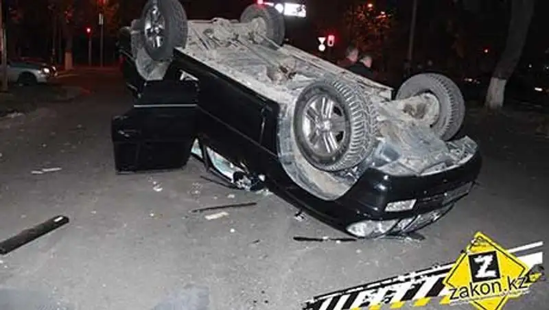Мерседес перевернул Лексус в результате столкновения в Алматы