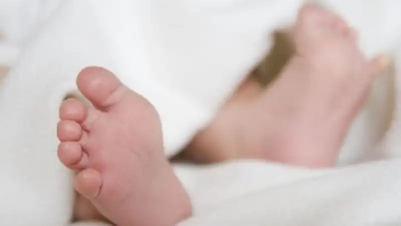 В Сатпаеве врачи подключились к поискам бросившей на помойку младенца матери