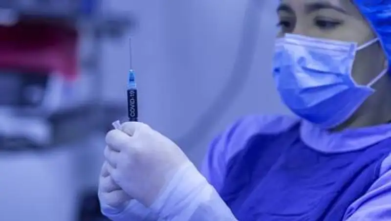 Вакцины удваивают шансы на бессимптомное развитие COVID-19 - врачи