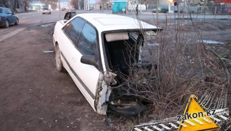 В Алматы автомобиль Mazda разорвало пополам