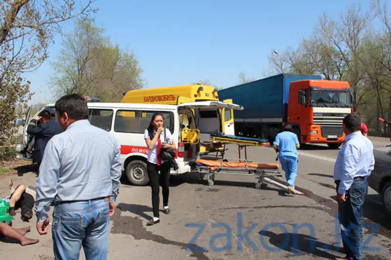 Сегодня в Алматы на Илийском шоссе две машины столкнулись «лоб в лоб» (фото) Сегодня в Алматы на Илийском шоссе две машины столкнулись «лоб в лоб» (фото), фото - Новости Zakon.kz от 11.04.2013 20:09