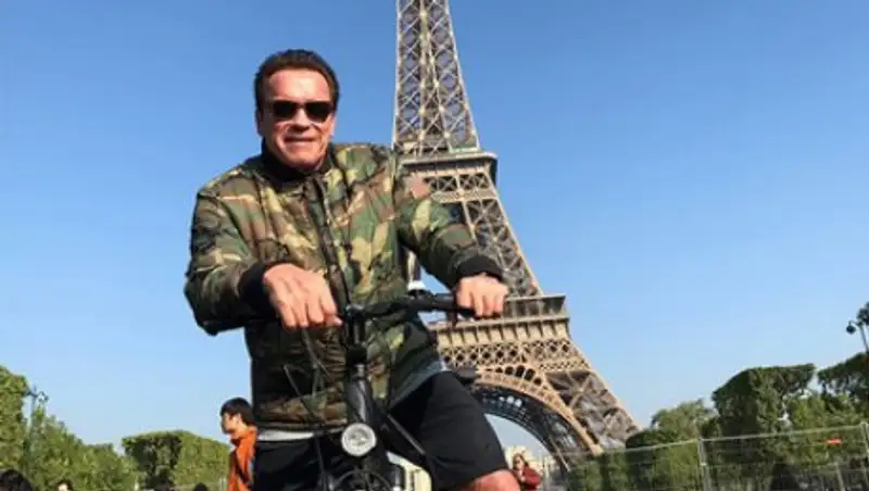 Шварценеггер испортил фотосессию туристам у Эйфелевой башни