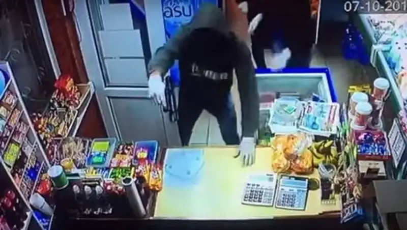 Ограбление магазина в Актау попало на видео