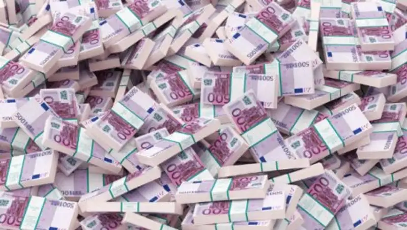 В Гонконге работник отеля нашел тайник с поддельными купюрами на 2 млн евро