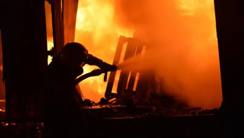 Пять человек спасли при пожаре в многоэтажке в Алматы