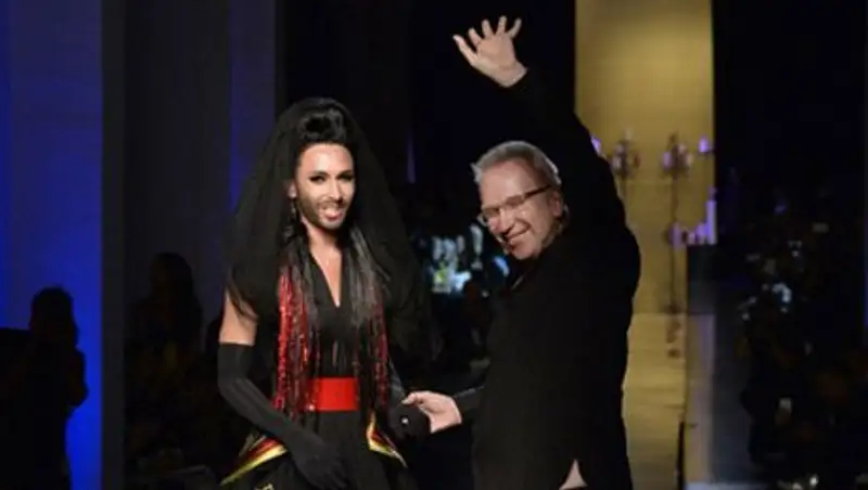 Кончита Вурст примерила платье невесты на Неделе моды в Париже