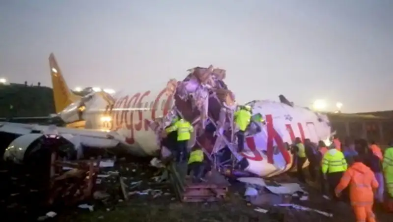 Самолет разбился на три части при жесткой посадке в Стамбуле