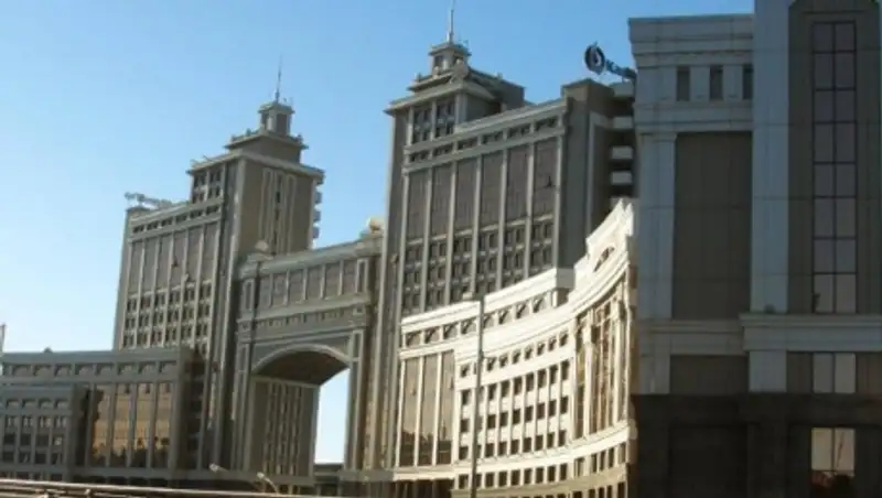 "КазМунайГаз" приостановил набор сотрудников из-за кризиса 