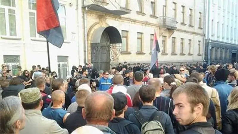 «Правый сектор» требует от Порошенко отменить закон об амнистии ополченцев