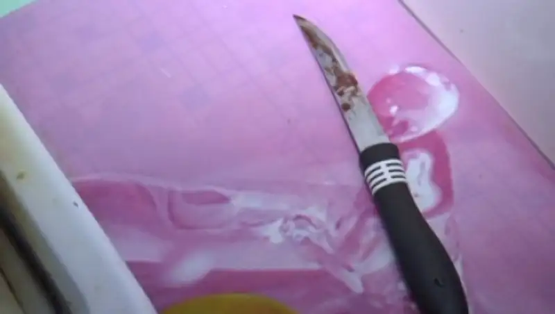 В Алматы девушка ударила ножом своего парня