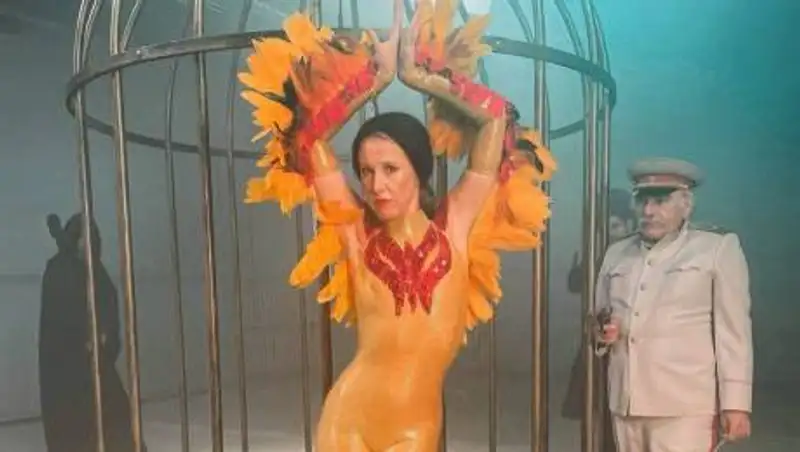 Собчак спародировала Бузову во МХАТе