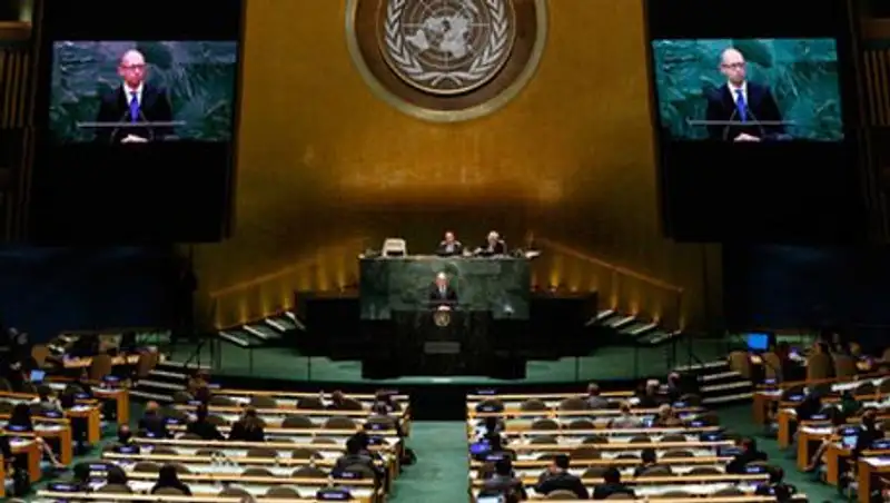 Яценюк призвал давить на Россию санкциями до возвращения Крыма