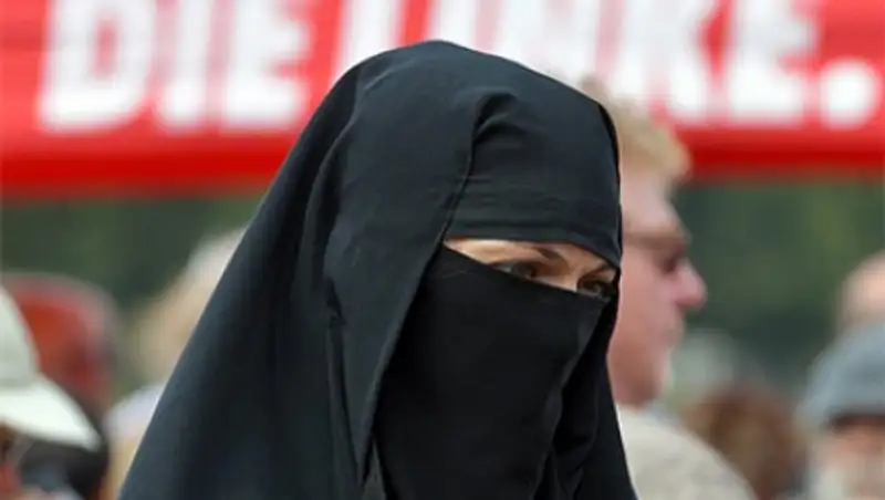 Мусульманку в никабе выгнали из немецкой пивной