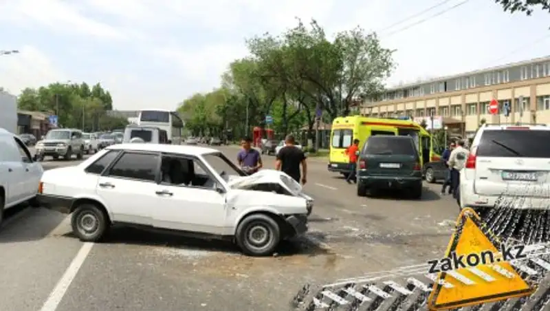 В Алматы неуправляемая Lada устроила массовое ДТП на встречке