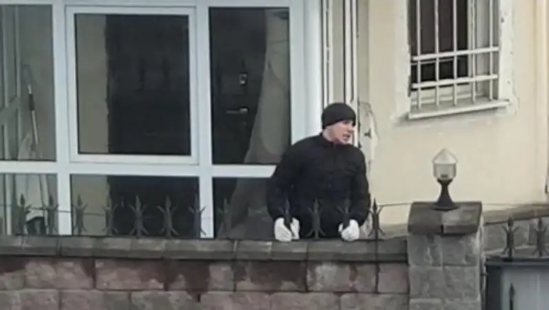 "Их должны знать в лицо". Попытку проникновения в дом в Алматы сняли на видео