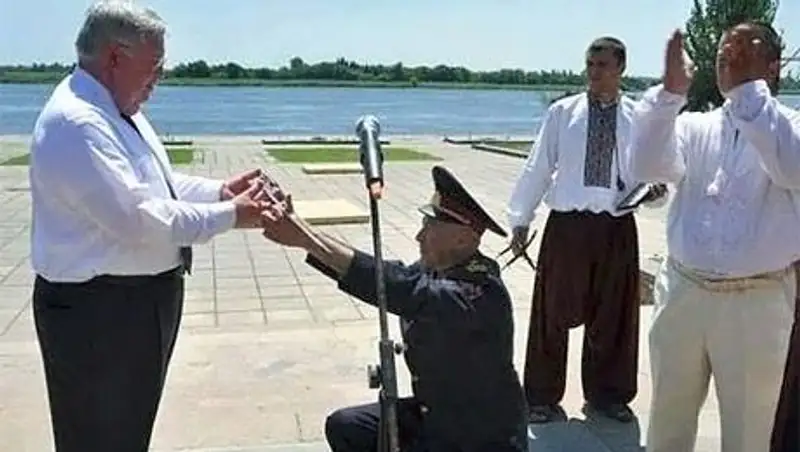 Украинский генерал на коленях вручает саблю экс-послу США