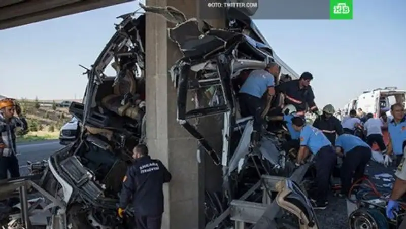 В Турции автобус с пассажирами врезался в мост