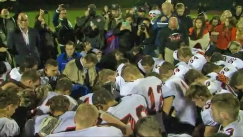 Футбольный тренер лишился работы из-за молитв на поле