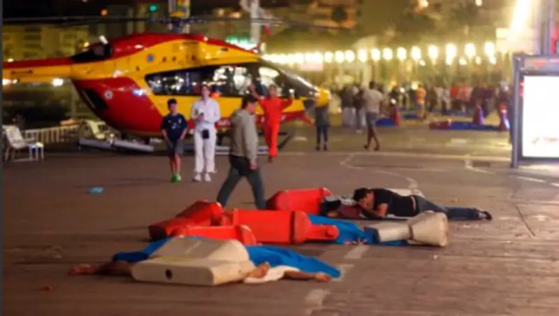 Теракт в Ницце: автомобиль врезался в толпу людей