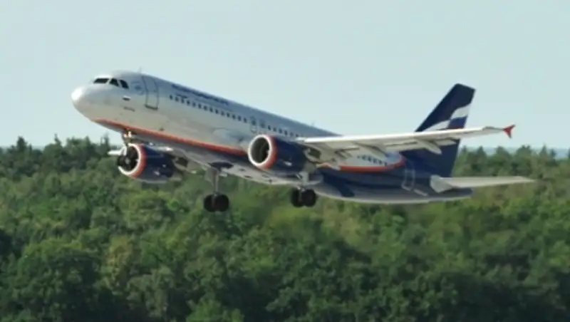 У вылетевшего из Шереметьево лайнера оторвало фрагмент обшивки
