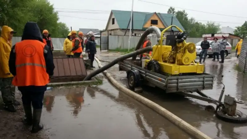 В Алматы спасатели продолжают ликвидировать последствия подтоплений 