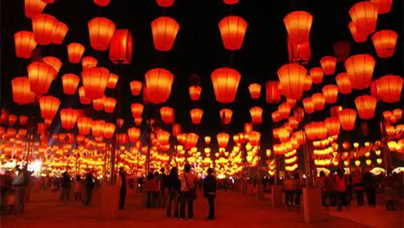 В Китае отмечают праздник фонарей - один из самых красочных в году