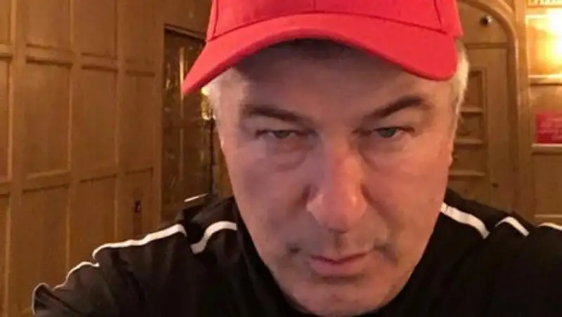 Актер Алек Болдуин шутит над Трампом на русском языке