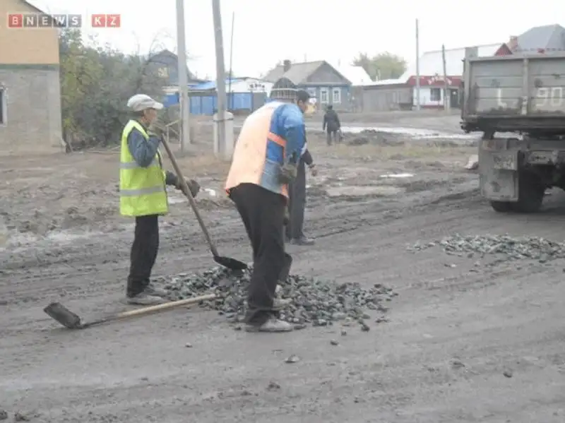 В ЗКО назвали причину неудовлетворительного состояния автодорог в регионе (фото), фото - Новости Zakon.kz от 06.11.2013 00:50