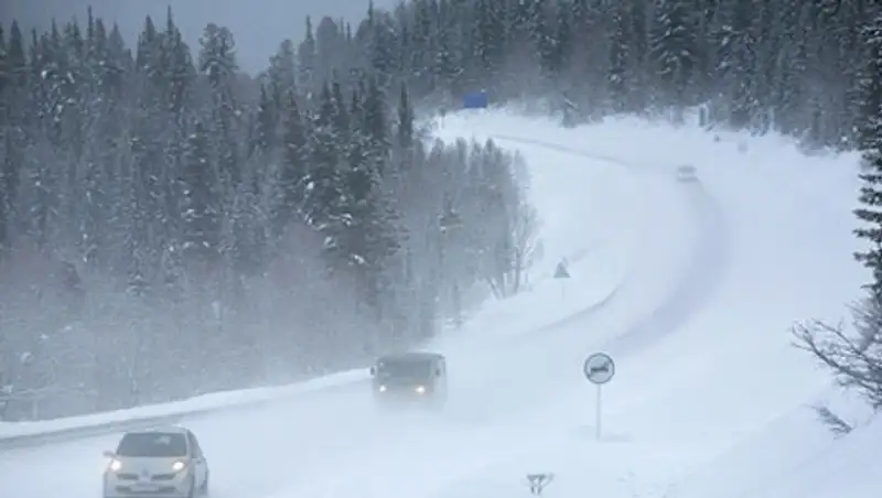 В трех областях Казахстана сохраняется ограничение движения по трассам 