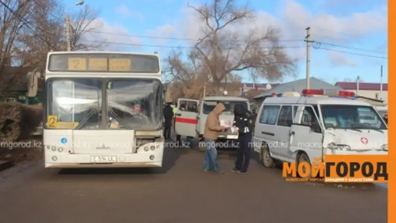 Машина скорой помощи врезалась в пассажирский автобус в Уральске