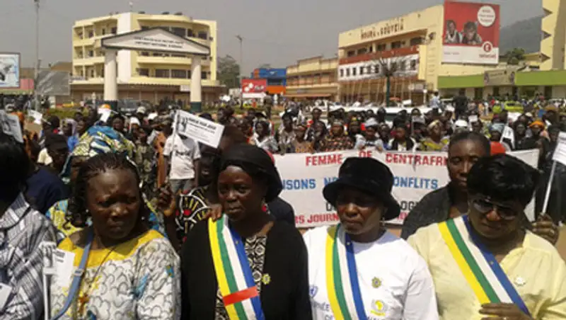 В ЦАР сотни женщин устроили топлесс-акцию протеста