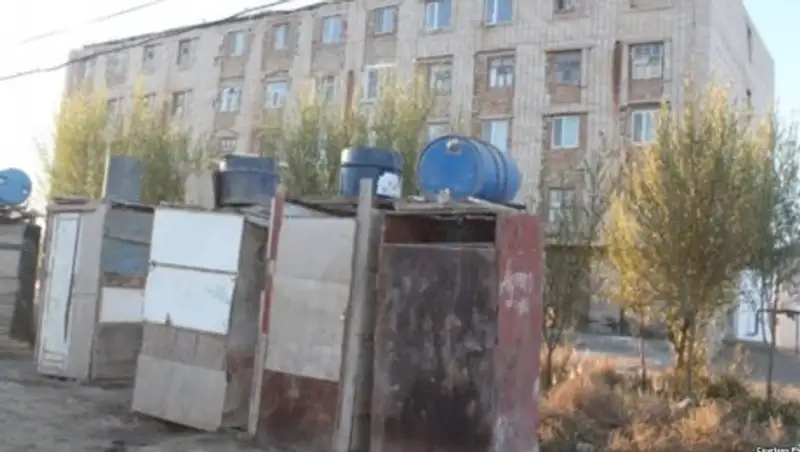 Во дворе кызылординской многоэтажки появилось 46 туалетов