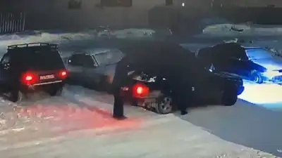 В Астане мужчина снимал колеса с припаркованных авто, фото - Новости Zakon.kz от 11.02.2023 13:41