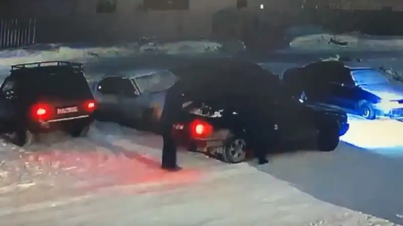 В Астане мужчина снимал колеса с припаркованных машин