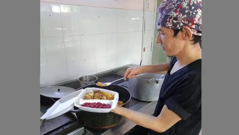 Волонтеры помогают развозить обеды врачам, борющимся с COVID-19