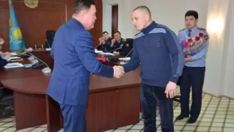Карагандинца наградили за задержание грабителя, напавшего на пожилую женщину