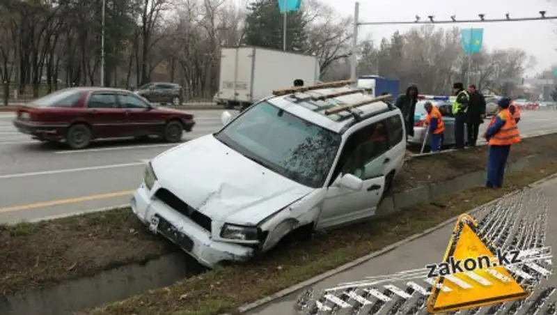 В Алматы Subaru угодил в арык