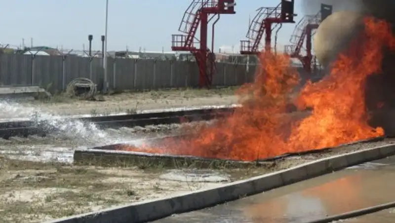 Около 6 часов боролись пожарные с огнем на нефтебазе в ЮКО