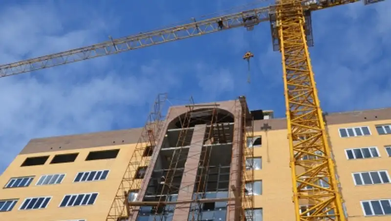 В Караганде молодой парень разбился, упав с 12-го этажа строящейся высотки