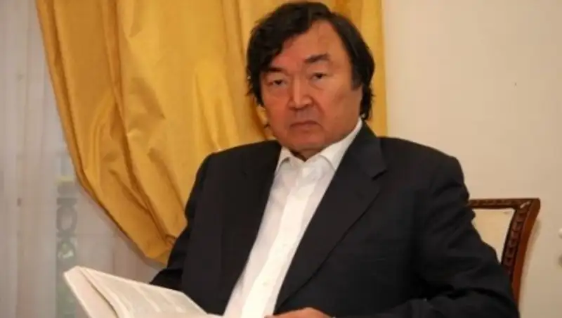 Олжас Сулейменов награжден медалью «Күлтегін»