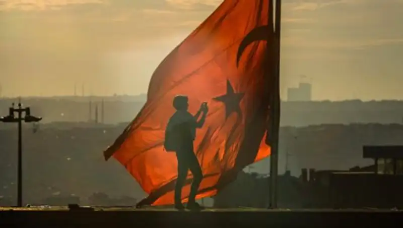 СМИ: В Стамбуле мужчина ведет стрельбу с крыши