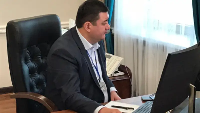 Более тысячи вопросов за 2 часа общения в прямом эфире