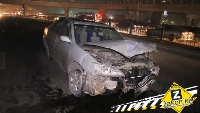 В Алматы водитель Toyota Camry снес разделительное ограждение