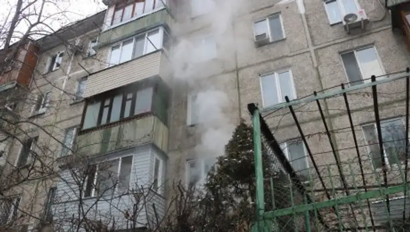 В Алматы в одной из квартир загорелась мебель