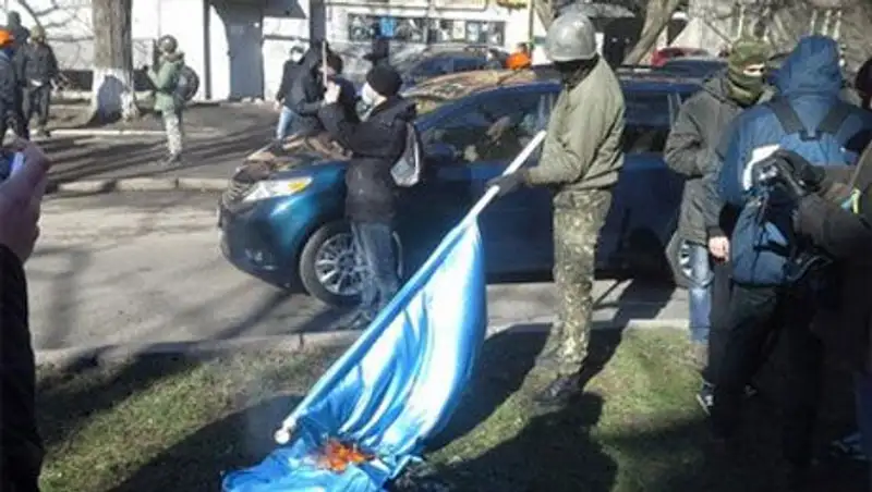 В захваченном штабе Партии регионов началось мародерство