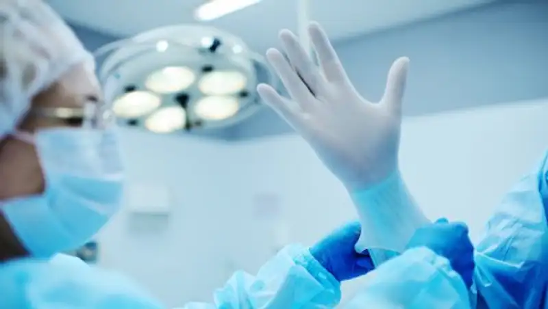 Врач извлек из живота женщины пинцет, пробывший там 25 лет